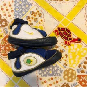 Vintage Nike (play) Size 4 Slip-on Shoes